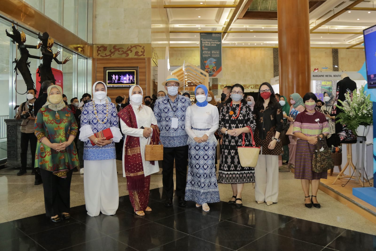 Wagub Chusnunia Chalim dan Ketua Dekranasda Ibu Riana Sari Arinal Ikuti Pembukaan Inacraft ke-22 di Jakarta yang Dibuka oleh Presiden Joko Widodo