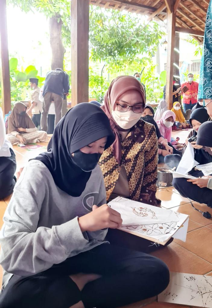 Plt Ketua TP PKK Kota Bekasi Apresiasi Lomba Membatik Yang Diselenggarakan dalam Menyambut Hut Kota