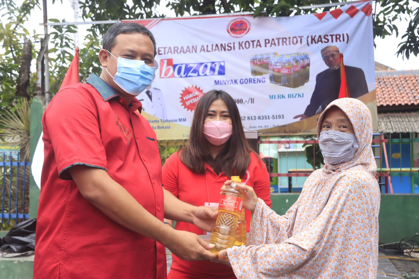 Plt. Wali Kota Bekasi Bersama Kastri Salurkan 10.000 Liter Minyak Goreng