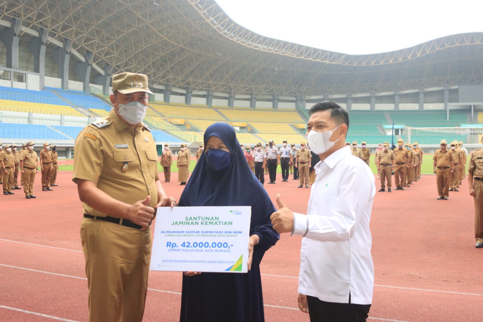 Plt. Wali Kota Serahkan Santunan Kematian Linmas Kelurahan Jatiwaringin Pada Apel Hari Ini