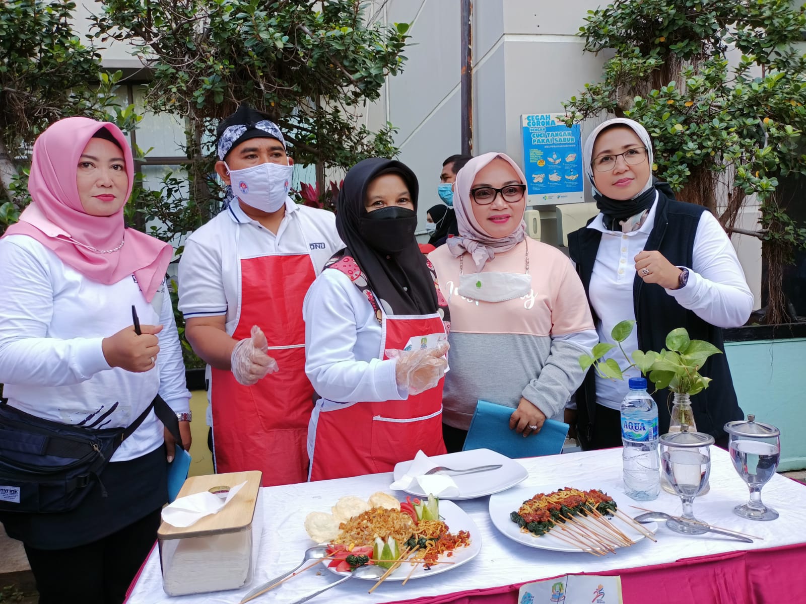 Plt. Ketua TP PKK Kota Bekasi, Wiwiek Hargono Buka Senam Massal dan Bazaar UMKM di Kecamatan Bekasi Timur