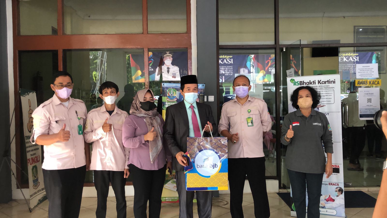 Sambut HUT Kota Bekasi, Dinsos Gelar Pemeriksaan Kesehatan Gratis dan Pembagian Sembako