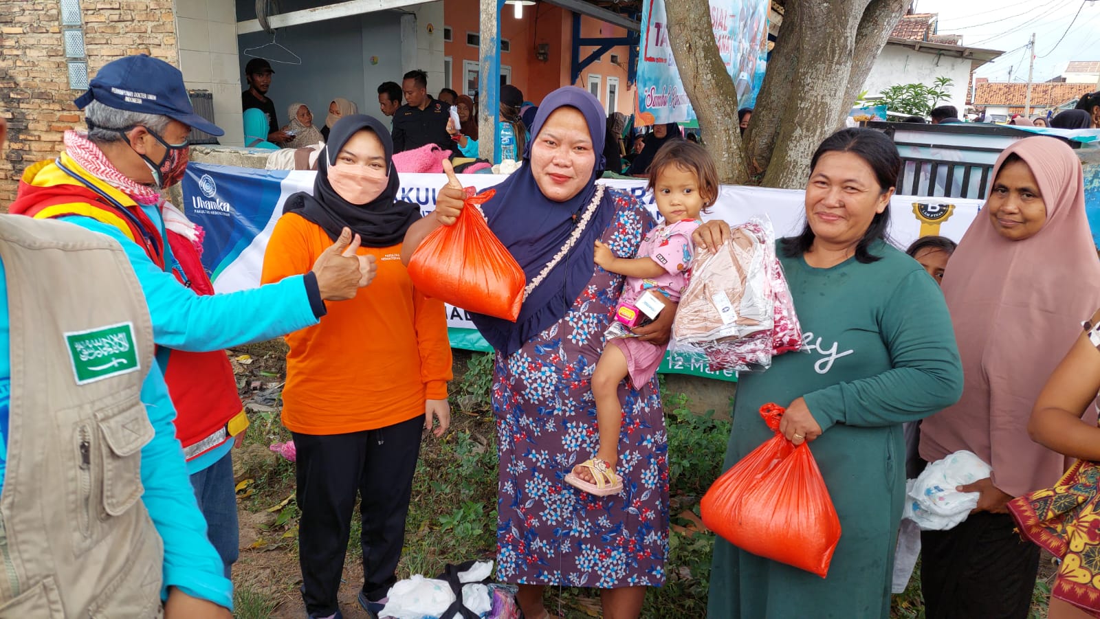 IDC dan PDUI Kota Bekasi Salurkan Sembako dan Pengobatan Massal Korban Banjir Serang