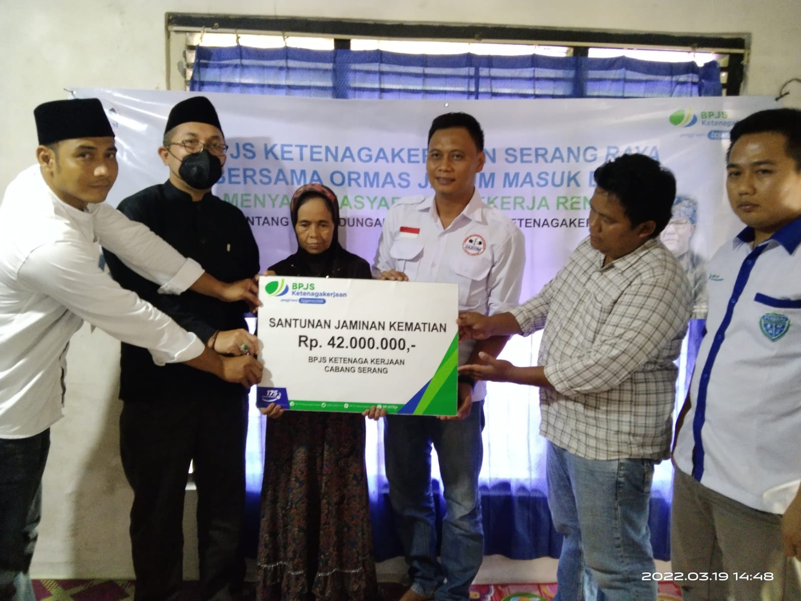 Bersama Ormas Jarum BPJS Ketenagakerjaan Beri Santunan Rp 42 Juta Kepada Warga Muncang