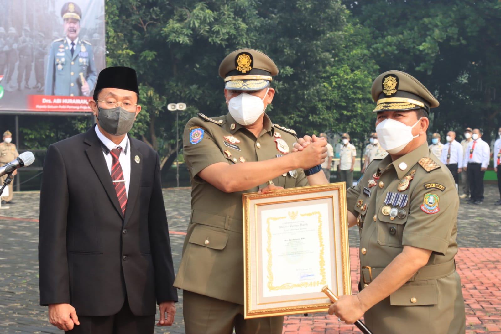 Plt Wali Kota Bekasi Tri Adhianto Pimpin Upacara Peringatan HUT Satpol PP Ke 72 dan Satlinmas Ke 60 Tahun