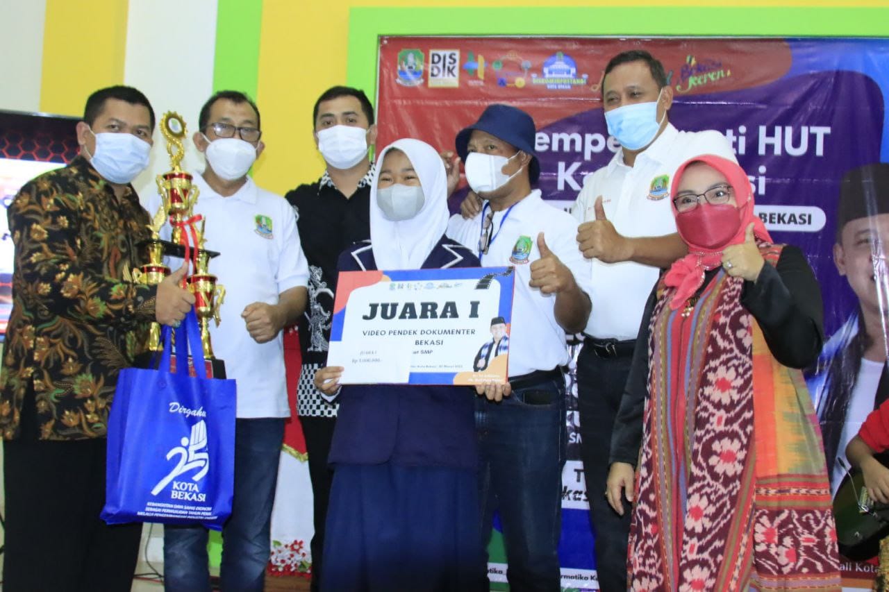 Penyerahan Piala Lomba Video Pendek Dokumenter Tingkat SMP, Plt. Wali Kota Bekasi Serahkan Langsung