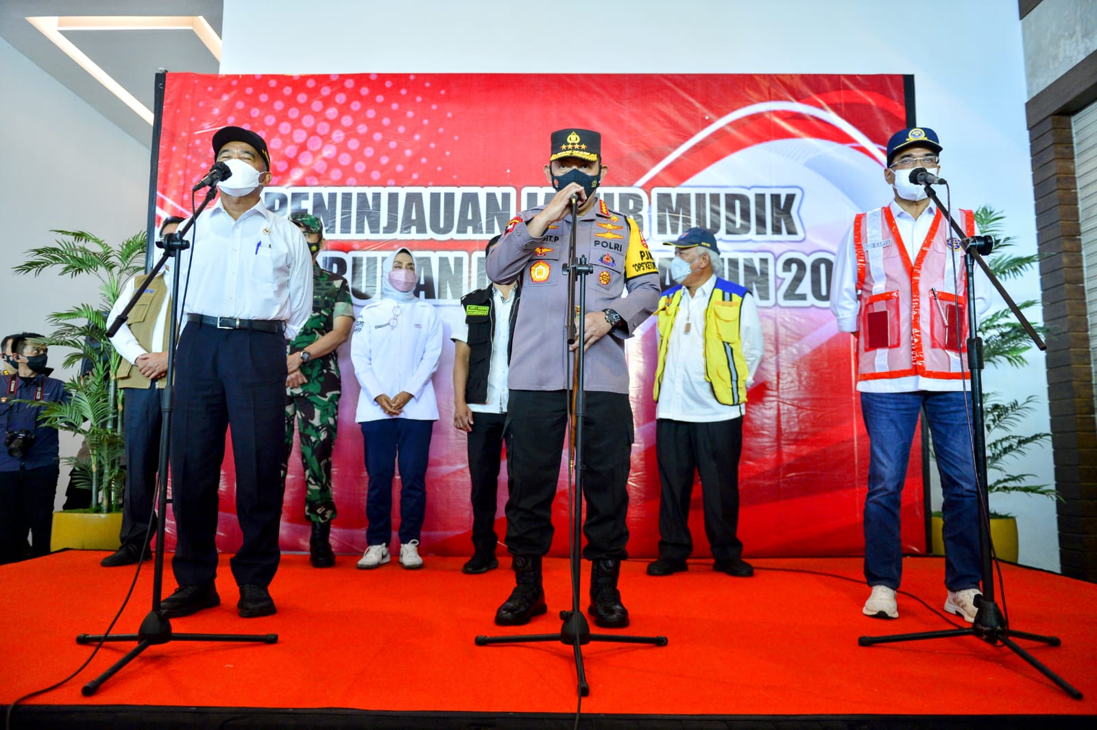 Tinjau Pelabuhan Merak, Kapolri Apresiasi Masyarakat yang Mudik Lebih Awal