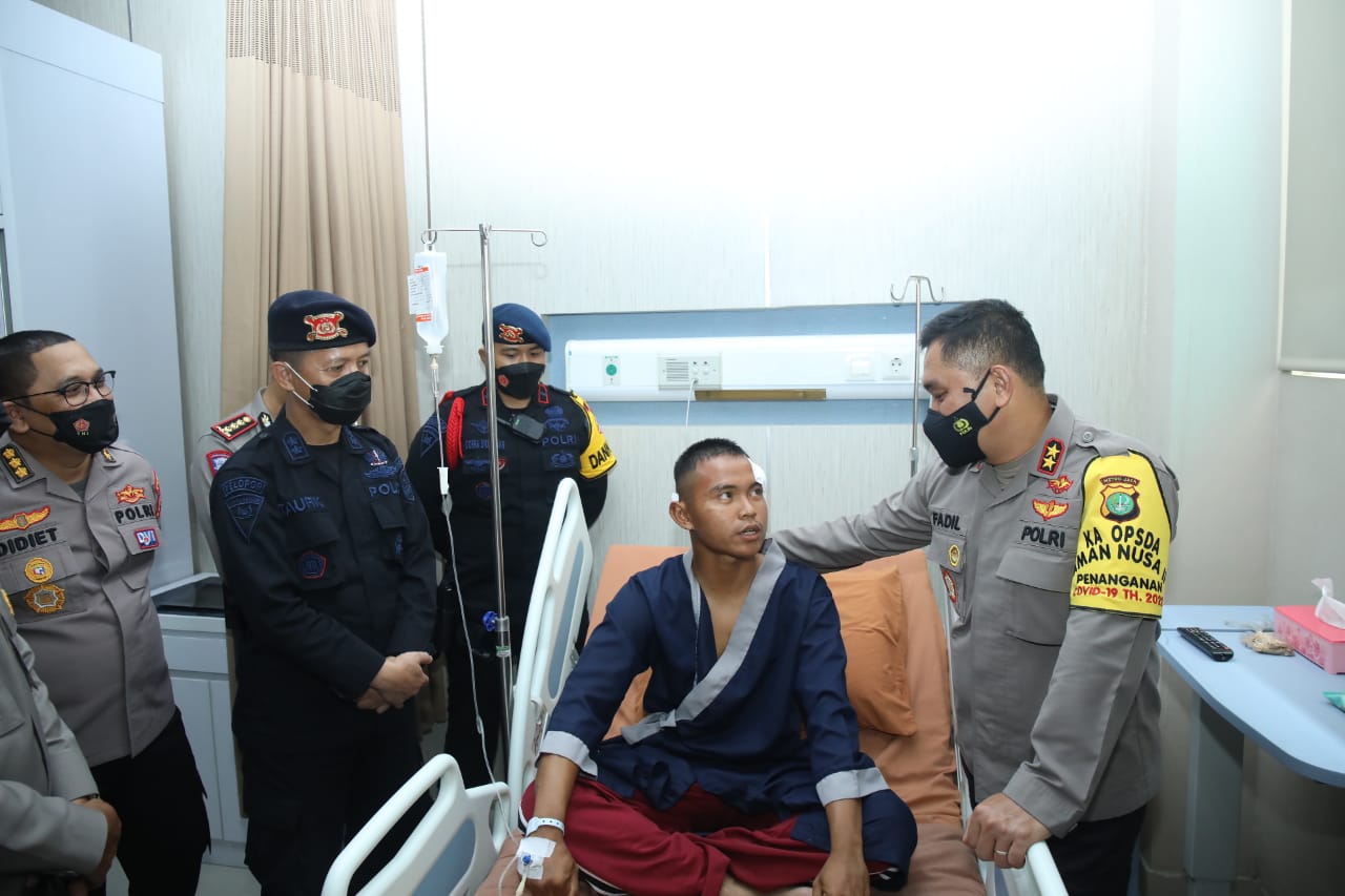 Kapolda Metro Jaya Besuk 6 Polisi Korban Kerusuhan Demo 11 April