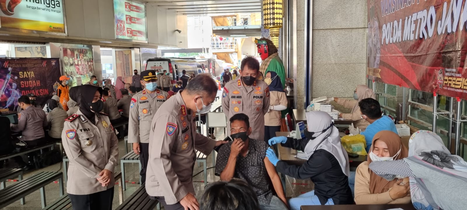 Sebanyak 1085 Orang Tervaksinasi, Polda Metro Jaya Gelar Akselerasi Percepatan Vaksin di Pasar Tanah Abang