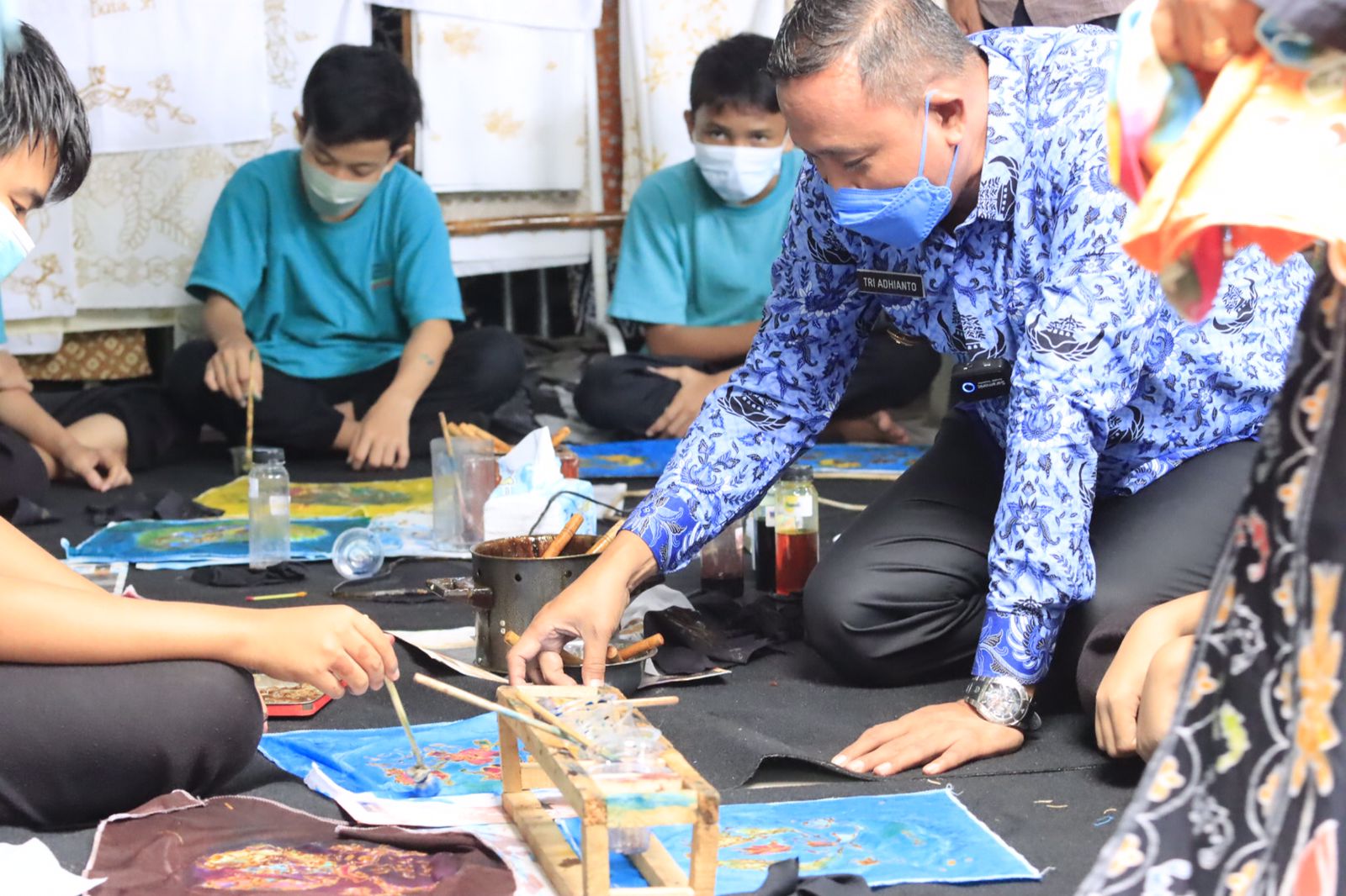 Plt Wali Kota Bekasi Bersama Plt Ketua TP PKK Kunjungi Pelatihan Batik Bagi Anak-anak Disabilitas