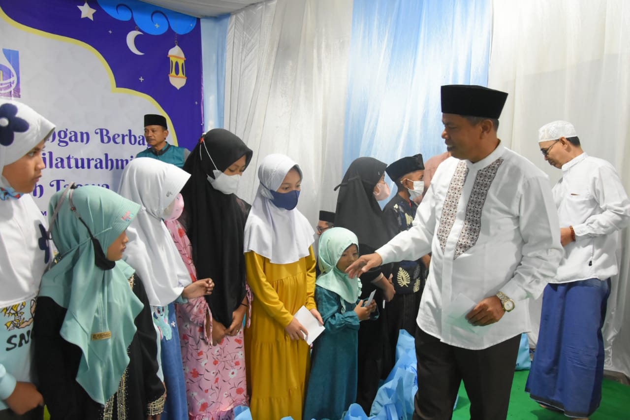 Jelang Akhir Ramadhan, Perumda Tirta Patriot Gelar Santunan