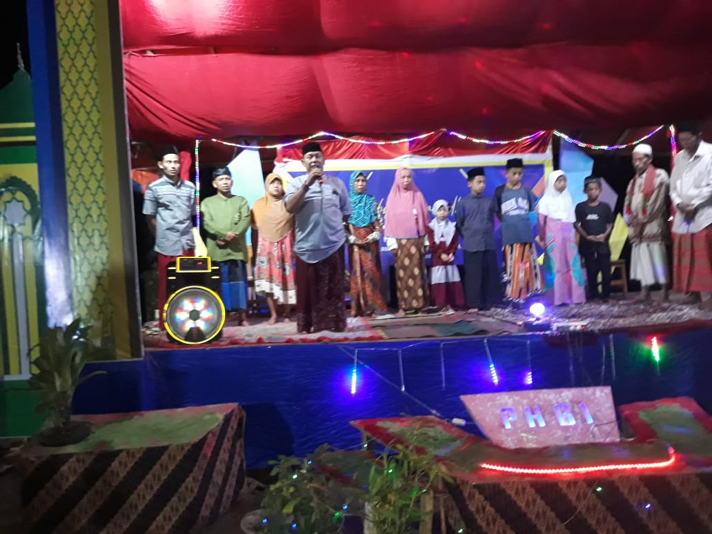 Jelang Akhir Ramadhan Kepala Desa Cirinten Berikan Santunan Anak Yatim