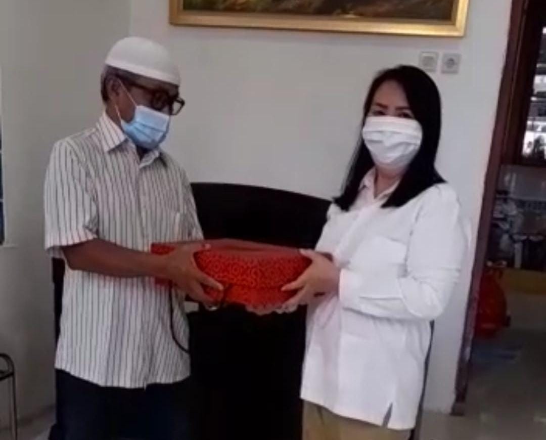 Anggota DPRD Murfati Lidianto Serahkan Paket Lebaran Dari Ketum Gerindra