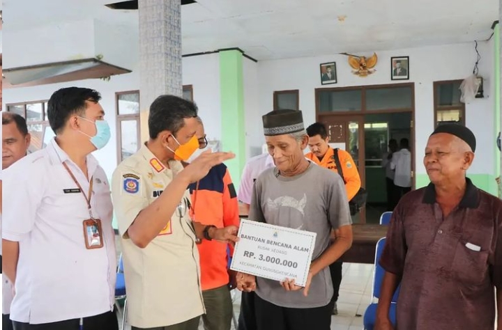 Ratusan Korban Bencana Puting Beliung Dapat Bantuan Stimulan