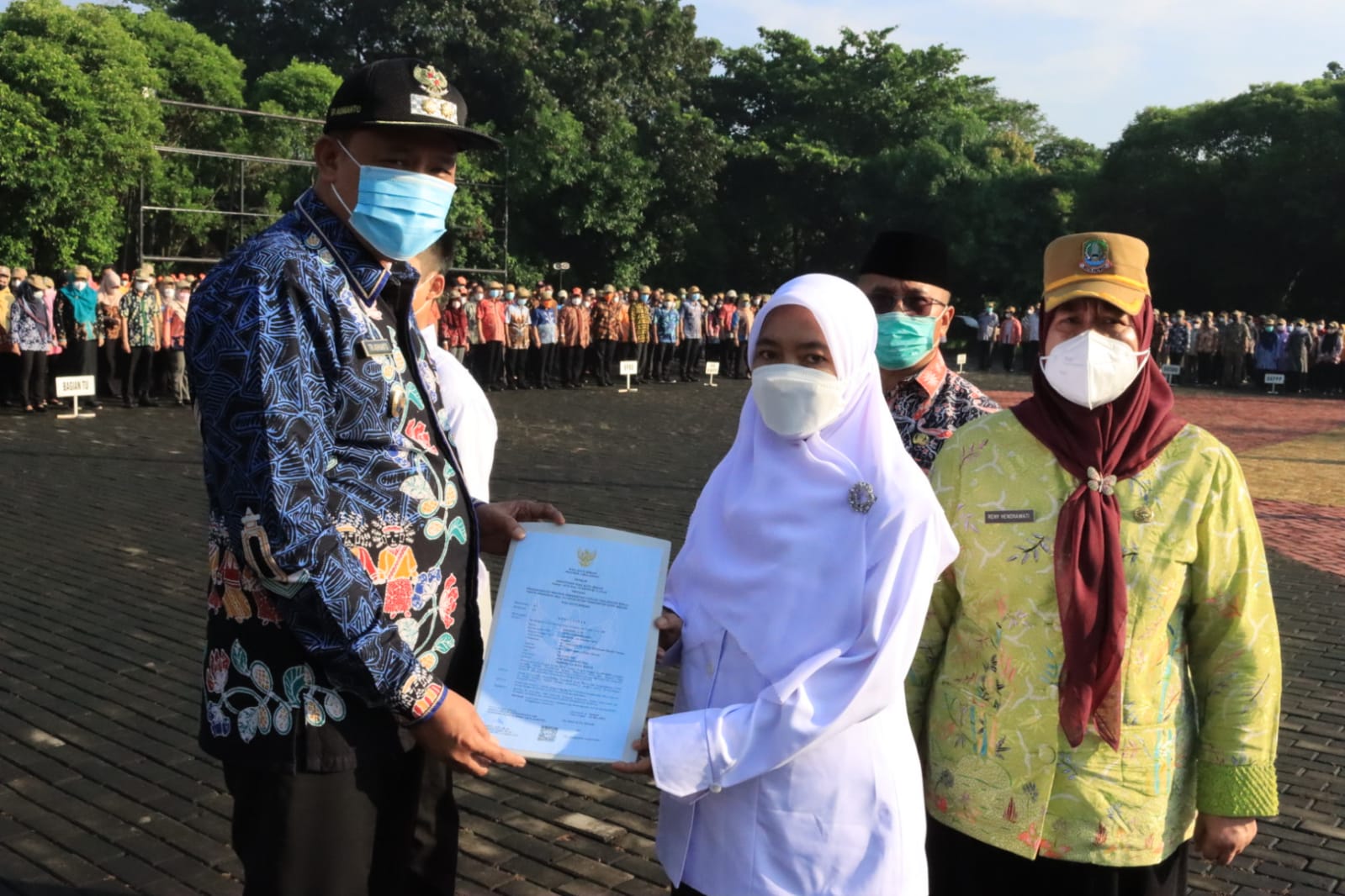 Plt. Wali Kota Serahkan 377 SK PPPK di Kota Bekasi