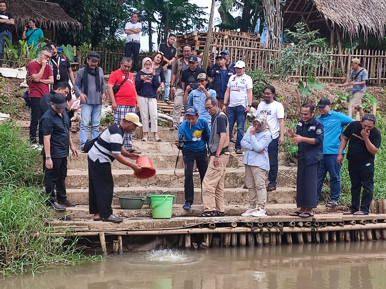 Aktivis Jakarta Raya Ngopi Bareng, Diawali dengan Tebar Benih Ikan dan Tanam Pohon