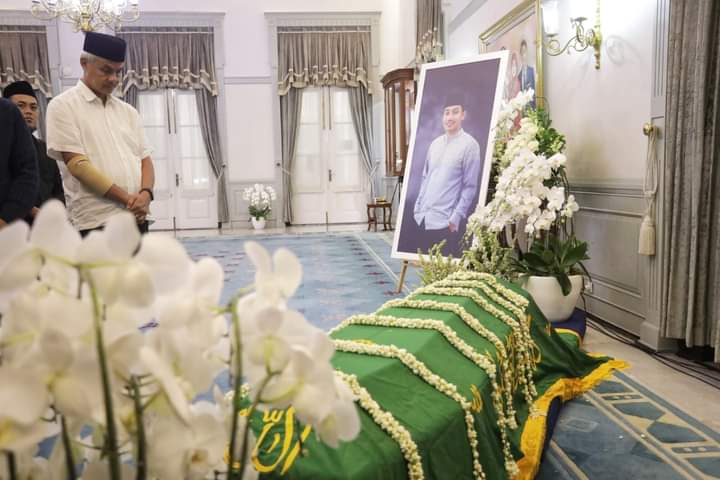 Ganjar Melayat ke Rumah Ridwan Kamil, Sampaikan Duka Cita Untuk Eril