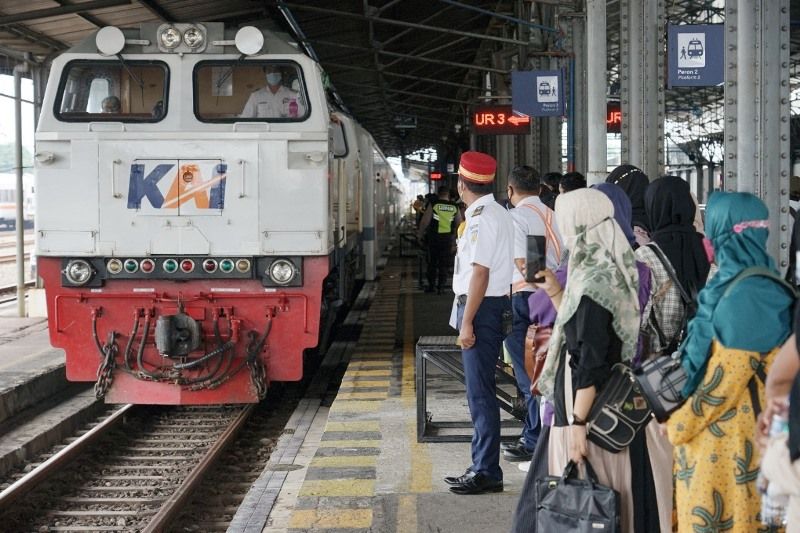 Naik Kereta Api Jarak Jauh Wajib Vaksin Booster, Ini Aturan Lengkapnya