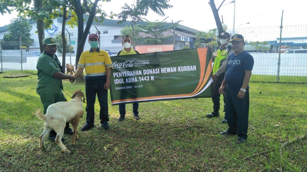 Sambut Idul Adha 1443 Hijriah, Coca-Cola Europacific Partners Indonesia, Serahkan Hewan Kurban ke Masyarakat