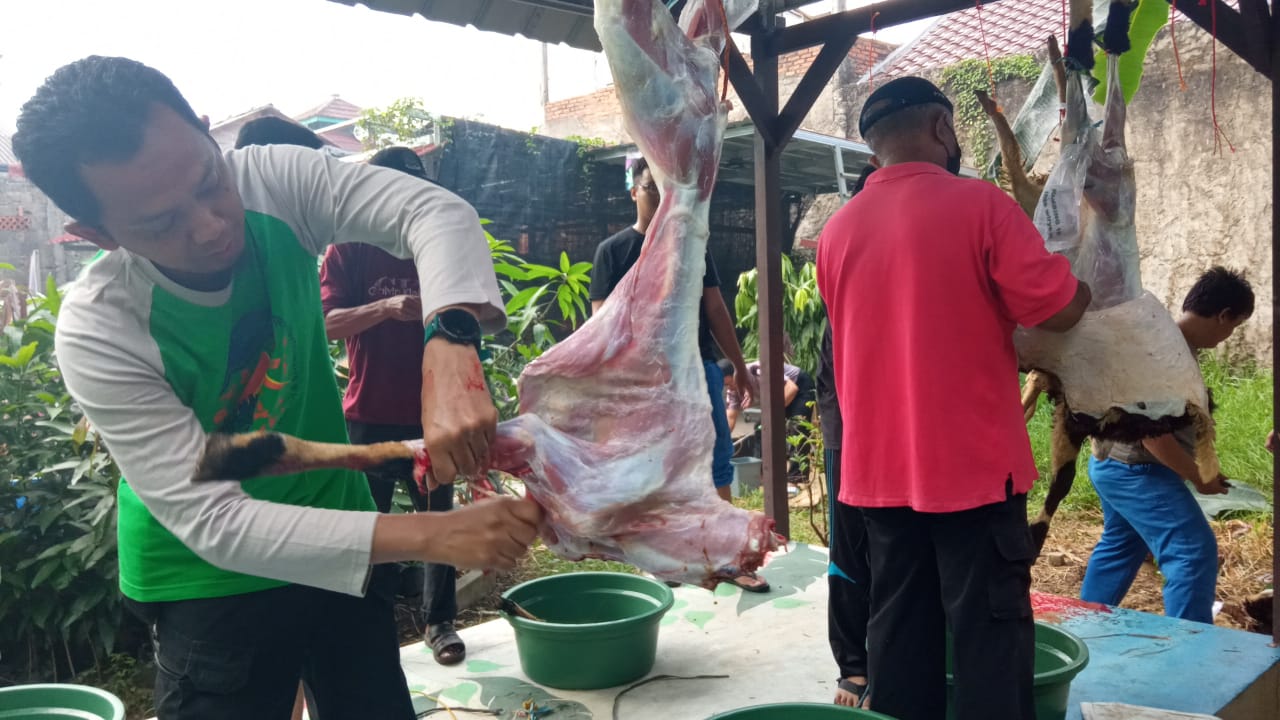 Keluarga Besar SIT Taskia Bekasi Bagikan 1325 Paket Daging Kurban