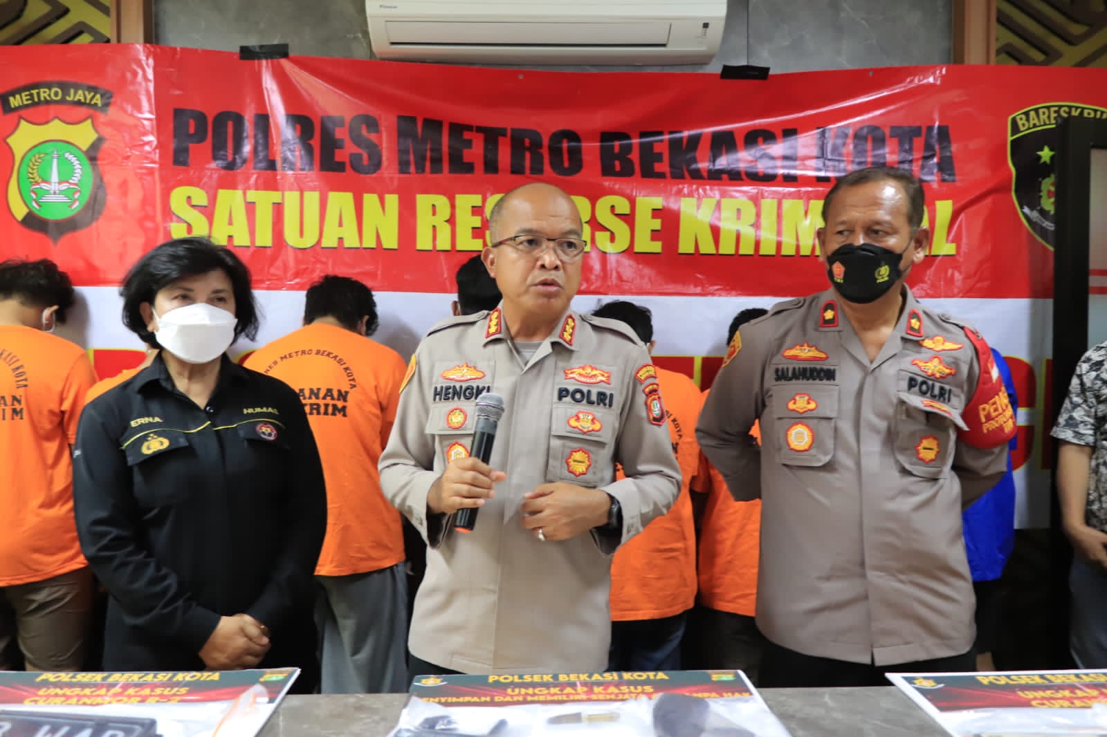 Polres Metro Kota Bekasi Gelar Ungkap Dua Kasus Curanmor dan Kepemilikan Senjata Api Ilegal