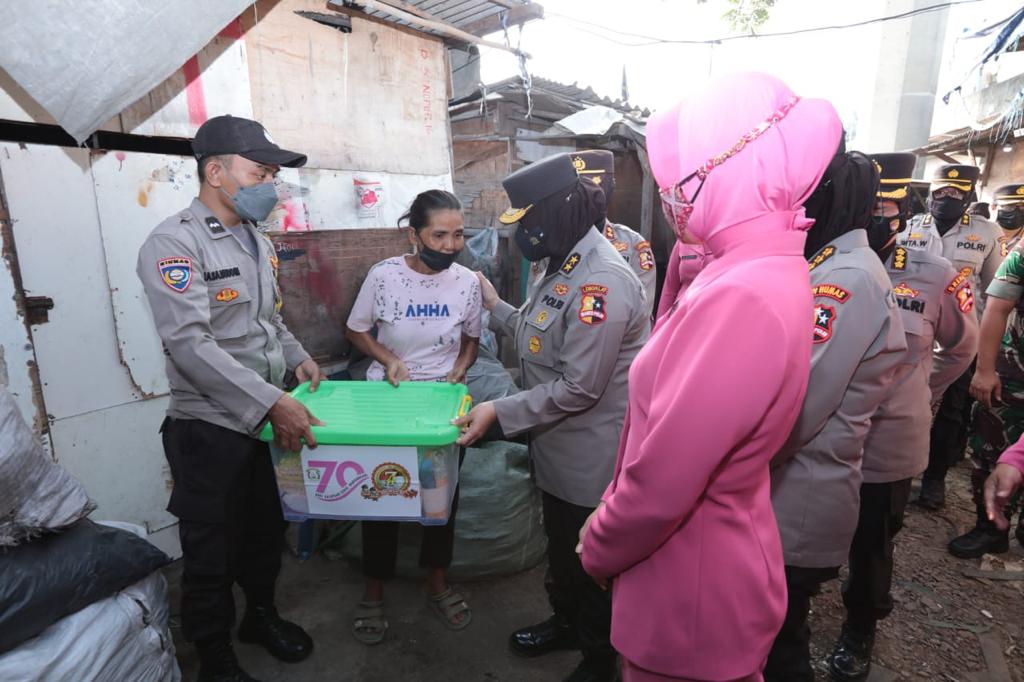 Polwan Gelar Bakti Sosial di 5 Titik Jakarta Utara Jelang Hari Jadi ke-74