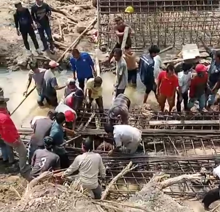 Viral ! Pekerja Tertimpa Rangka Besi Cor Beton dan Terjepit
