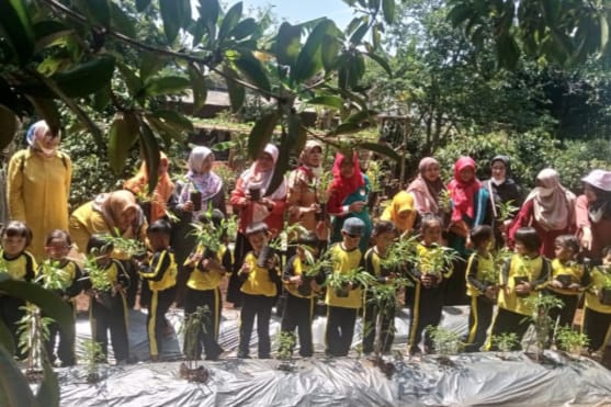 Guna Pengenalan Tanaman Pangan, Kelompok Bermain Prayata Kunjungi KWT Pisang