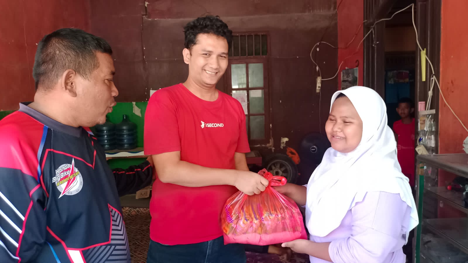 DPC PDIP Kabupaten Bekasi Bagikan Paket Sembako kepada Yatim Piatu