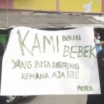Demo Tolak Relokasi,Pedagang Pasar Baru Cikarang bawa Poster 'Kami Bukan Bebek yang digiring Kemana Aja'