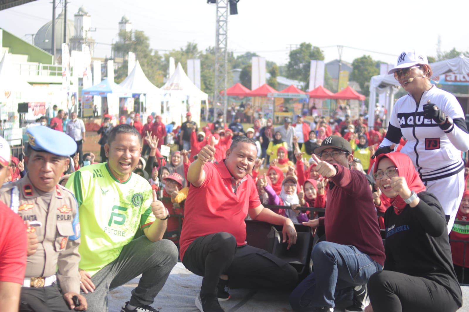 Plt Walikota Bekasi Manfaatkan Akhir Pekan Senam Bersama Warga Mustikajaya