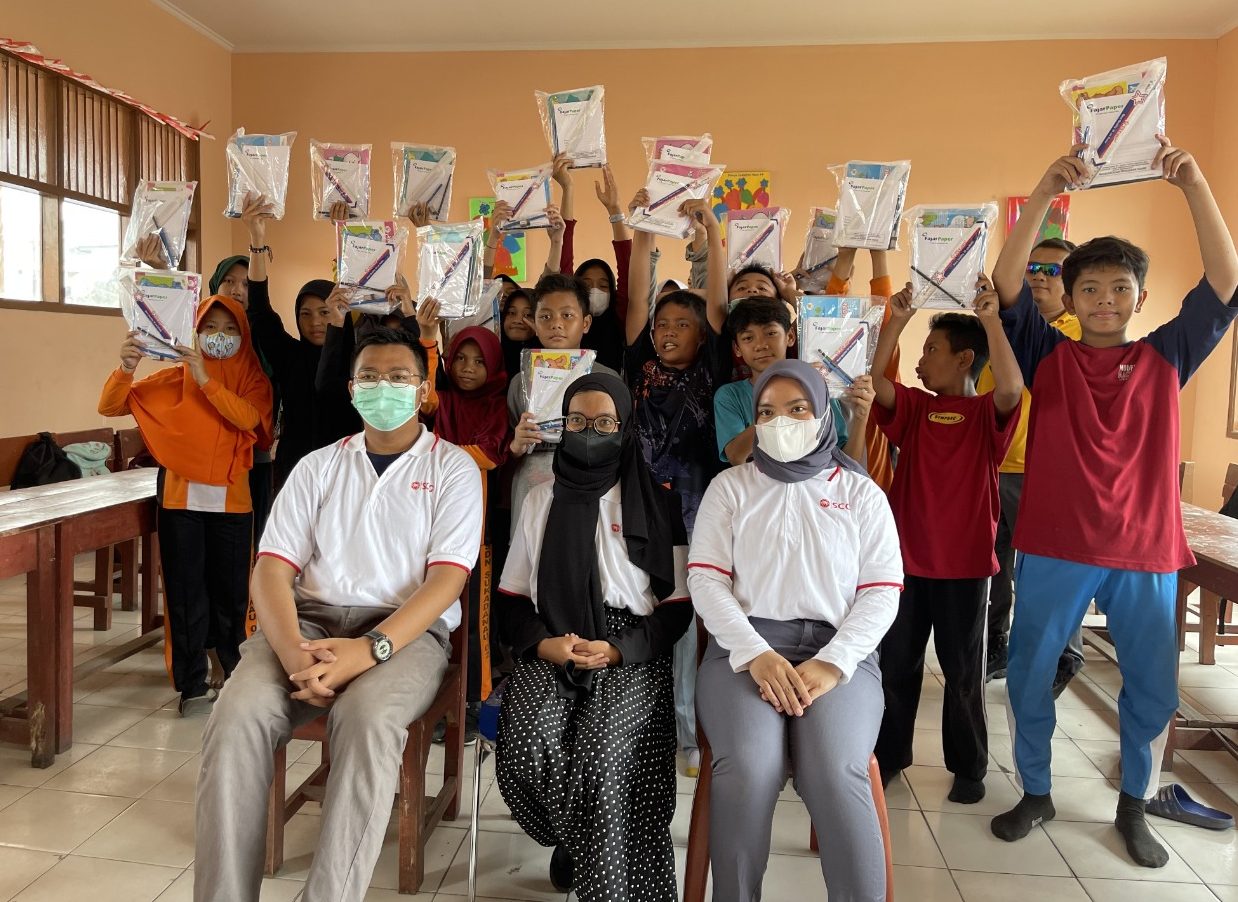 Fajar Paper Berikan Bantuan 17.000 Paket Alat Tulis Untuk 54 SD di Kabupaten Bekasi