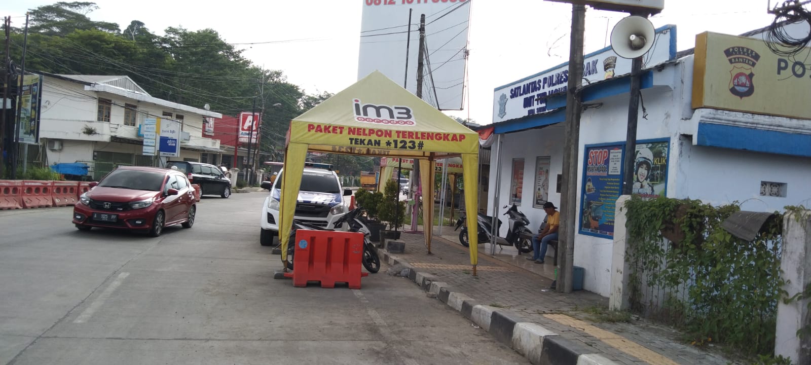 Halangi pengguna Jalan Tenda Di Pos Polisi Mandala Dikeluhkan