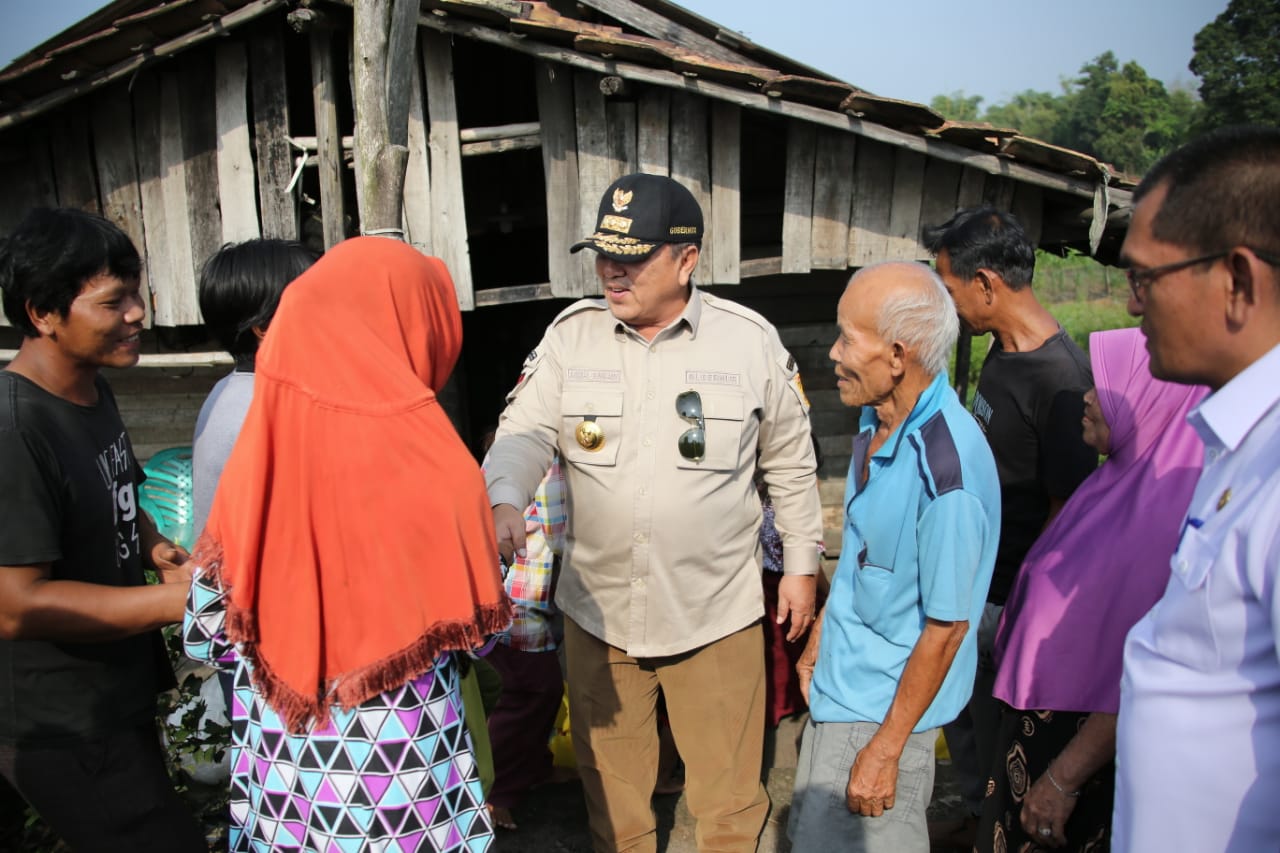 Gubernur Lampung Serahkan Bantuan Sembako kepada Keluarga Nelayan di Kabupaten Tulang Bawang