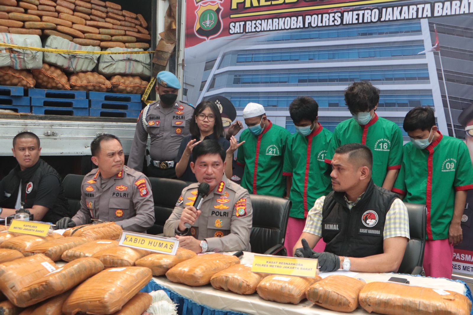Polres Metro Jakarta Barat Berhasil Mengungkap Jaringan Peredaran Narkoba Jenis Ganja Lintas Sumatra – Jawa
