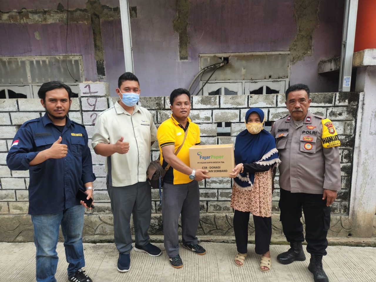 Fajar Paper Serahkan 2000 Paket Sembako ke Desa Kalijaya dan Harja Mekar