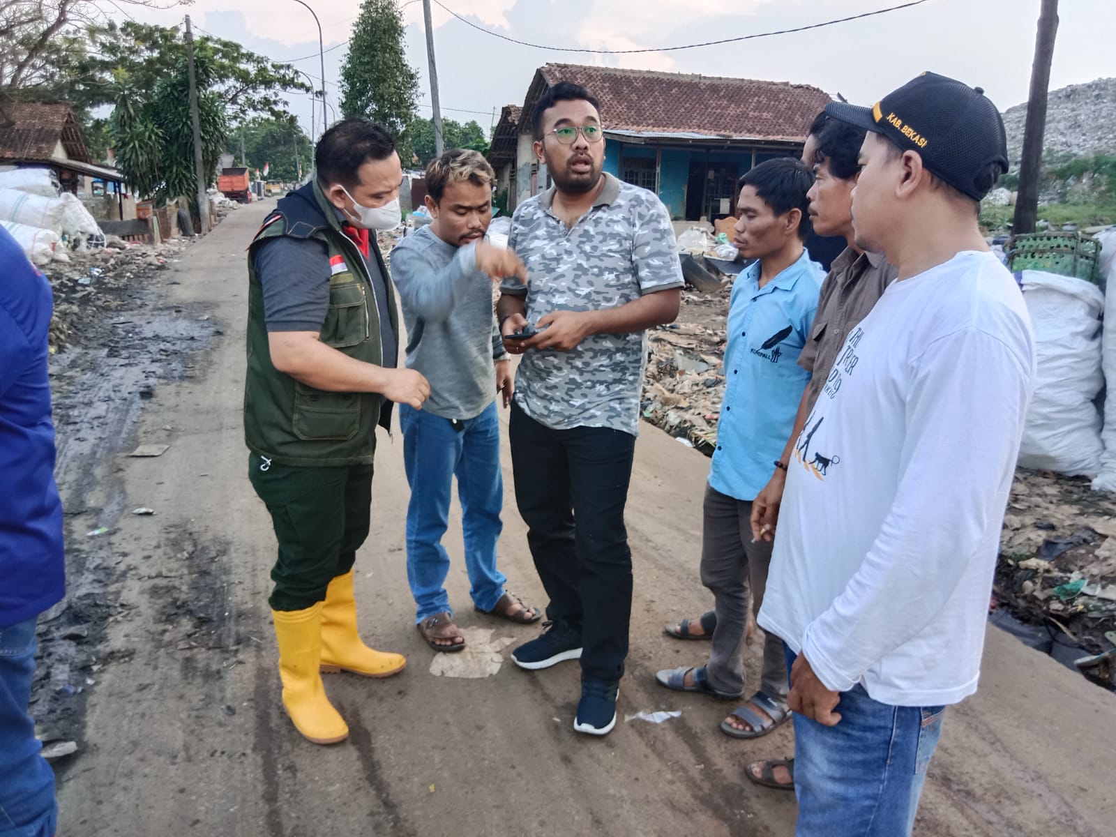 Dinas LH Kabupaten Bekasi Kerahkan Enam Alat Berat Atasi Longsor TPA Burangkeng