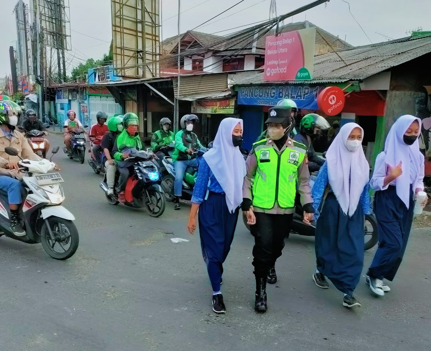 Polres Metro Bekasi Kota Hadirkan Polwan Bantu Pengaturan Lalulintas di Titik Kemacetan