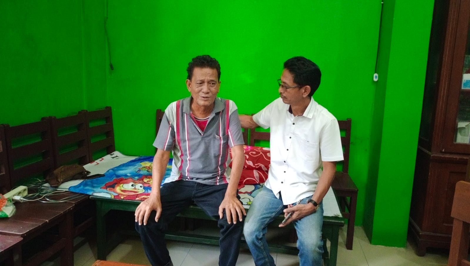 Wakil Ketua DPRD Kabupaten Bekasi Soleman Jenguk Ketua Umum LAMI Jonly Nahampun