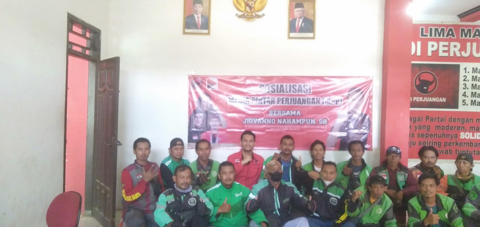 Politisi Muda PDI Perjuangan Kabupaten Bekasi Gandeng Ojol Sosialisasi Aplikasi MPP