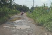 Rusak berat, Warga Cibadak Keluhkan Jalan RD Kusuma