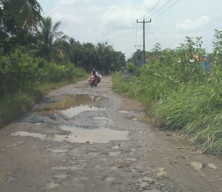 Rusak berat, Warga Cibadak Keluhkan Jalan RD Kusuma