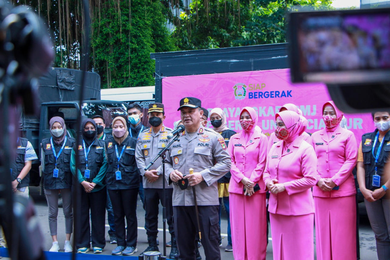 Polda Metro Jaya Berangkatkan Tim Relawan Kesehatan dan Bansos Bhayangkari ke Posko Bencana Cianjur