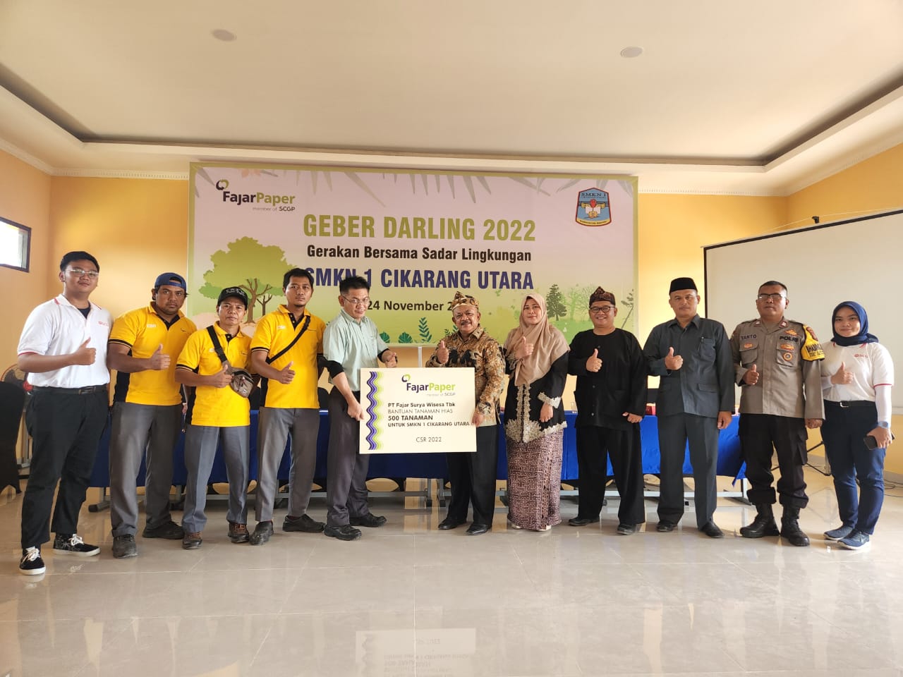 Fajar Paper Bantuan 500 Tanaman Hias ke SMKN 1 Cikarang Utara