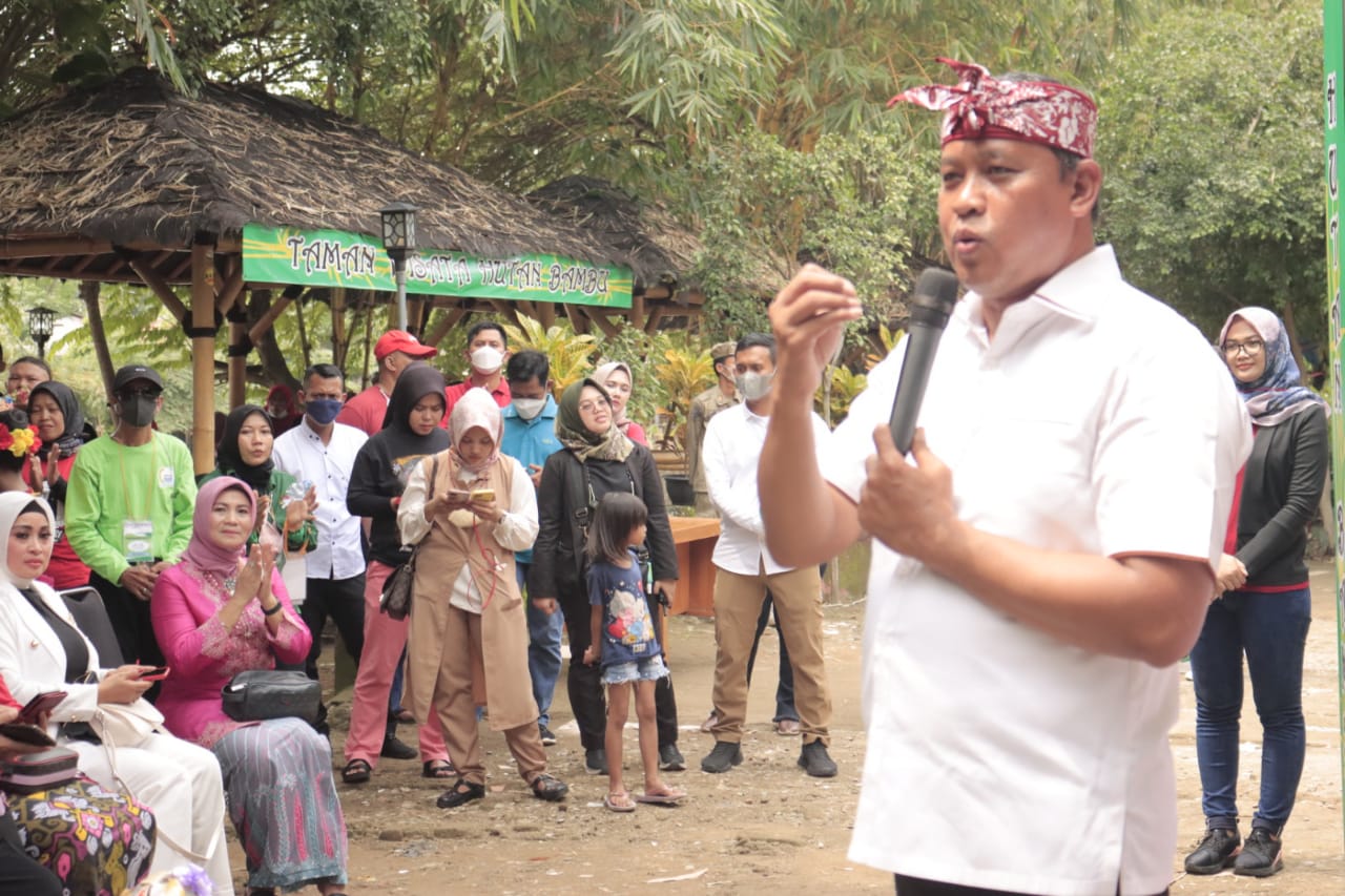 Genjot Potensi Wisata Dan UMKM, Pemkot Bekasi Serahkan Sarana Prasarana Hutan Bambu