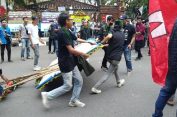 Demo Mahasiswa di Lebak Rusuh, Beberapa Karangan Bunga Dibakar