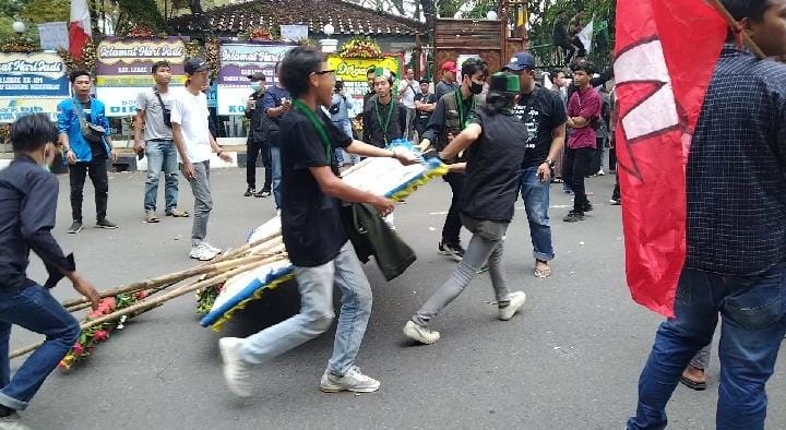 Demo Mahasiswa di Lebak Rusuh, Beberapa Karangan Bunga Dibakar