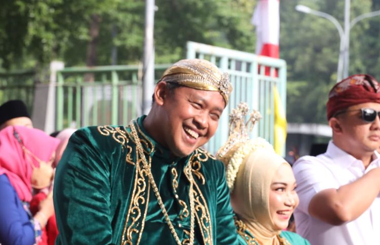 Plt Wali Kota Tri Adhianto Mesra Bersama Istri Di Hajatan Orang Bekasi Keren