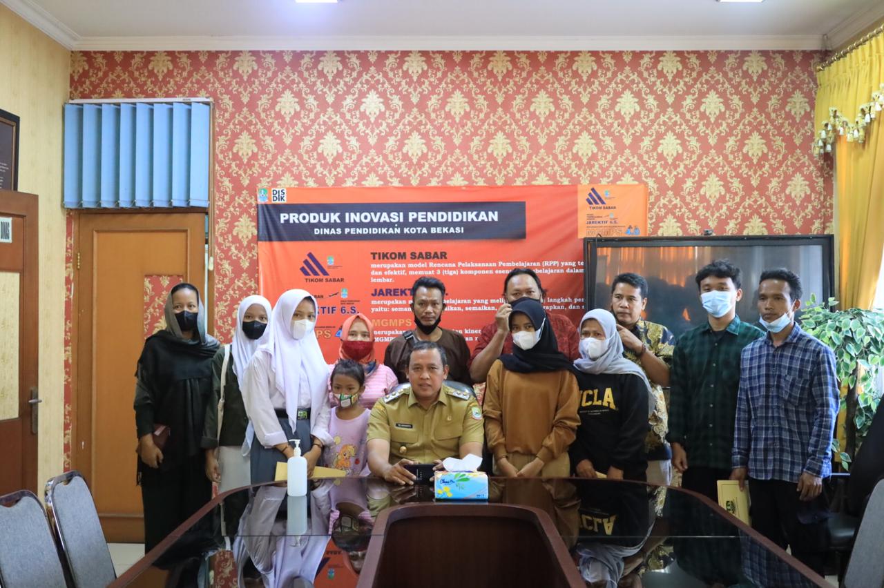 Plt Walikota Bekasi Langsung Berikan Ijazah yang Tertahan Karena Biaya