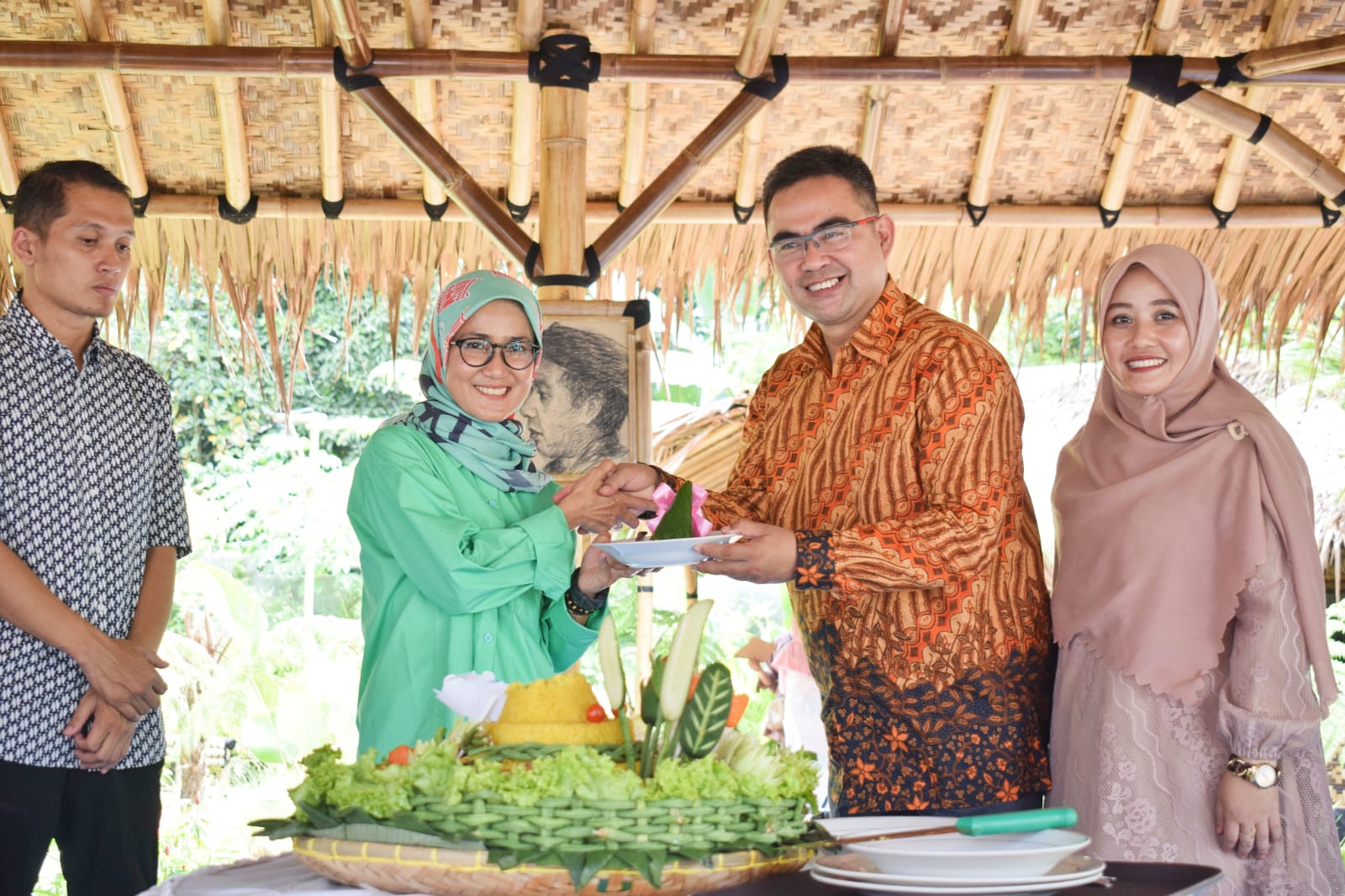 Dukung Pertumbuhan Ekonomi Lebak, Bupati Hadiri Peresmian Rumah Makan Warung Pakis